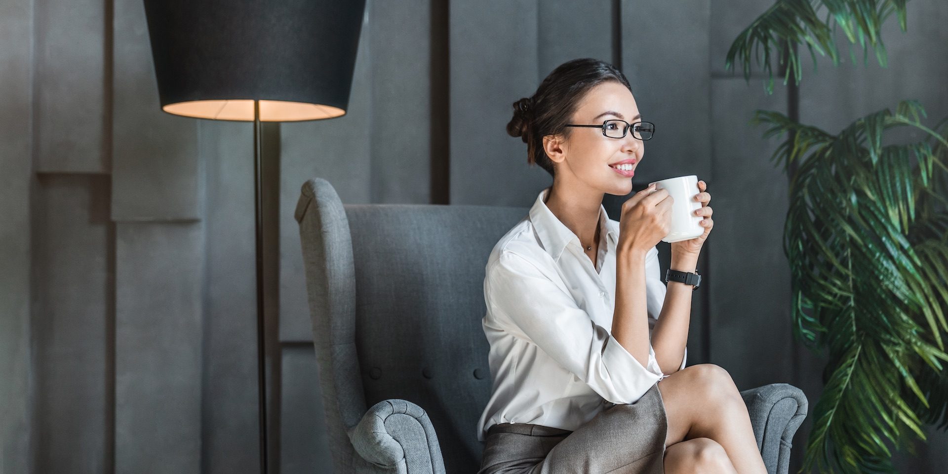 Beautiful asian business woman drinking coffee