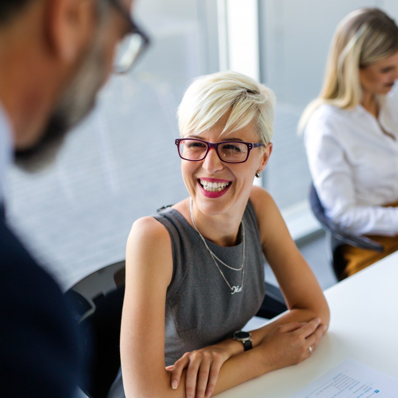 business-people-working-as-a-team-at-the-office-2021-08-30-07-47-23-utc-circle-0b1f7907fb459d598e1f1868a0cf9faa-0cp2jzvbrghe